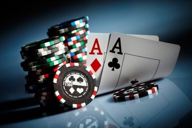 Live table hand history with dealer actions and settlement