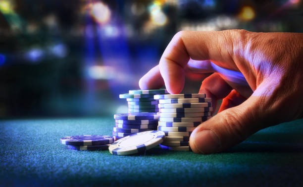 Live Texas Hold'em Bonus table with dealer and community cards on oxltoto